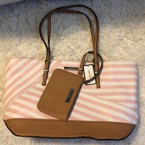 Nine West large purse with wristlet. New with tags